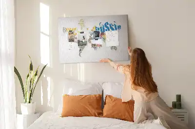 Bedruckte Korkplatte mit Geografie-Design aus Buchstaben und Wörtern