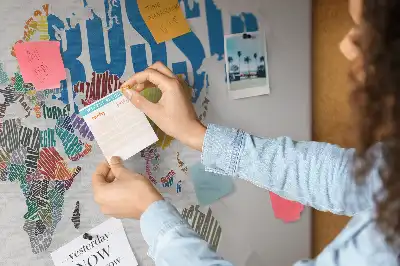 Bedruckte Korkplatte mit Geografie-Design aus Buchstaben und Wörtern