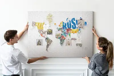 Bedruckte Korkplatte mit Geografie-Design aus Buchstaben und Wörtern