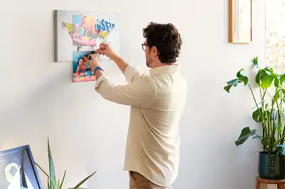Bedruckte Korkplatte mit Geografie-Design aus Buchstaben und Wörtern