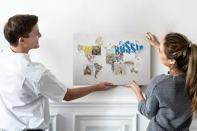 Bedruckte Korkplatte mit Geografie-Design aus Buchstaben und Wörtern