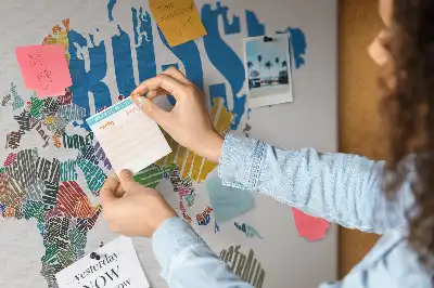 Kork-Pinnwand in Weltkartenform mit Schriftzügen