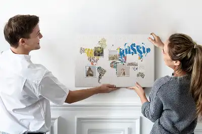 Kork-Pinnwand in Weltkartenform mit Schriftzügen