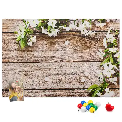 Bedruckte Korkplatte mit Blumenmotiv auf Holzoptik