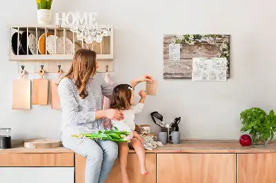 Bedruckte Korkplatte mit Blumenmotiv auf Holzoptik