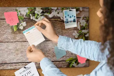 Bedruckte Korkplatte mit Blumenmotiv auf Holzoptik