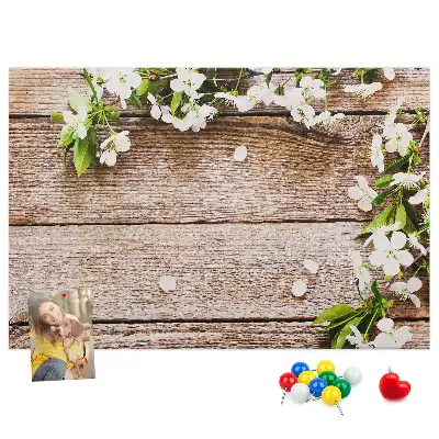 Bedruckte Korkplatte mit Blumenmotiv auf Holzoptik