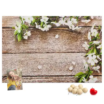 Bedruckte Korkplatte mit Blumenmotiv auf Holzoptik