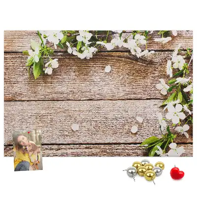 Bedruckte Korkplatte mit Blumenmotiv auf Holzoptik