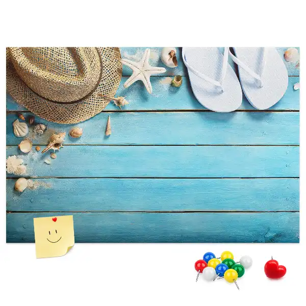 Kork-Pinnwand im Design Hut und Flip-Flops