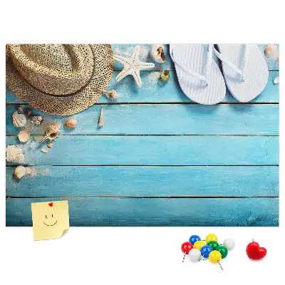 Kork-Pinnwand im Design Hut und Flip-Flops
