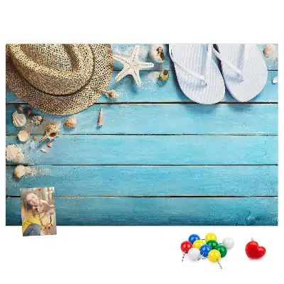Kork-Pinnwand im Design Hut und Flip-Flops
