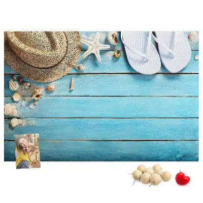Kork-Pinnwand im Design Hut und Flip-Flops