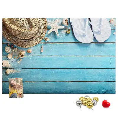 Kork-Pinnwand im Design Hut und Flip-Flops