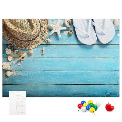 Kork-Pinnwand im Design Hut und Flip-Flops