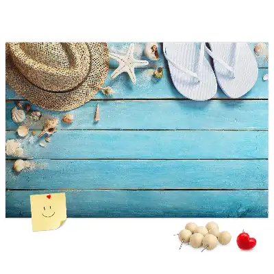 Kork-Pinnwand im Design Hut und Flip-Flops