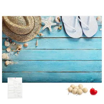Kork-Pinnwand im Design Hut und Flip-Flops