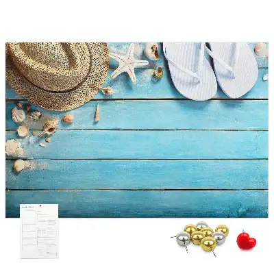 Kork-Pinnwand im Design Hut und Flip-Flops