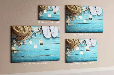 Kork-Pinnwand im Design Hut und Flip-Flops