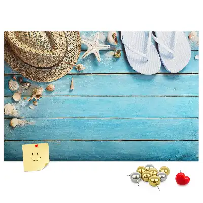 Kork-Pinnwand im Design Hut und Flip-Flops