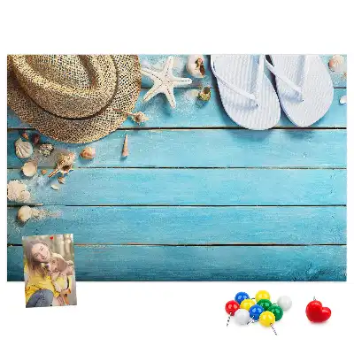 Kork-Pinnwand im Design Hut und Flip-Flops