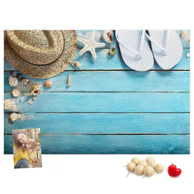 Kork-Pinnwand im Design Hut und Flip-Flops