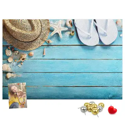 Kork-Pinnwand im Design Hut und Flip-Flops