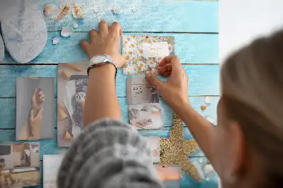 Bilder-Korktafel mit Muschelmotiv auf Holzoptik