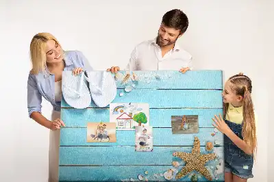 Bilder-Korktafel mit Muschelmotiv auf Holzoptik