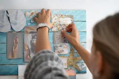 Bilder-Korktafel mit Muschelmotiv auf Holzoptik