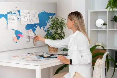 Kork-Pinnwand mit Konturen von Ländern und Ozeanen