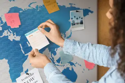 Kork-Pinnwand mit Konturen von Ländern und Ozeanen