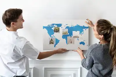 Kork-Pinnwand mit Konturen von Ländern und Ozeanen