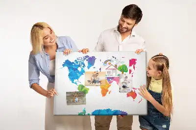 Bilder-Korktafel mit abstrakter Weltkarte