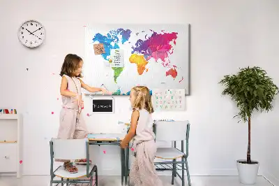 Bilder-Korktafel mit abstrakter Weltkarte