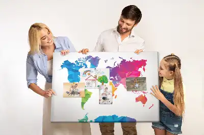 Bilder-Korktafel mit abstrakter Weltkarte