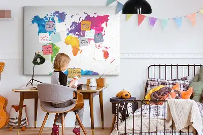 Bilder-Korktafel mit abstrakter Weltkarte