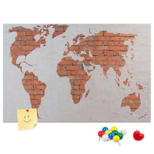 Korktafel mit Weltkarten Motiv auf Ziegelhintergrund