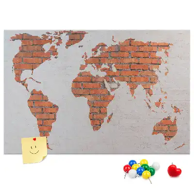 Korktafel mit Weltkarten Motiv auf Ziegelhintergrund