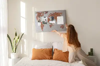 Korktafel mit Weltkarten Motiv auf Ziegelhintergrund