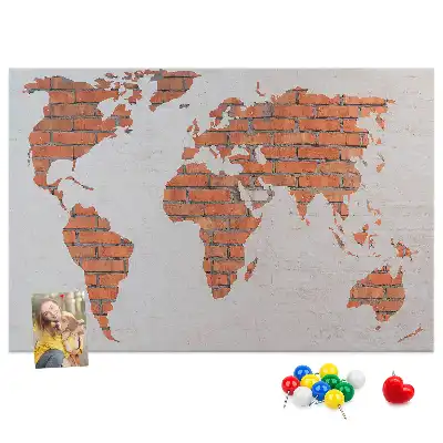 Korktafel mit Weltkarten Motiv auf Ziegelhintergrund