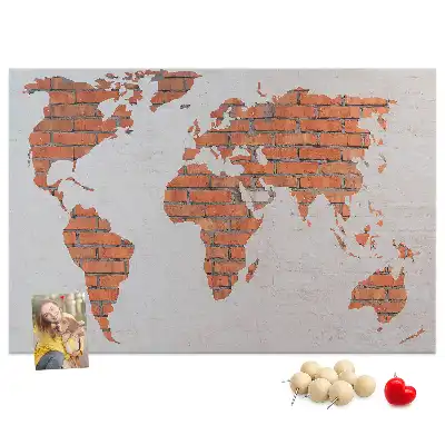 Korktafel mit Weltkarten Motiv auf Ziegelhintergrund