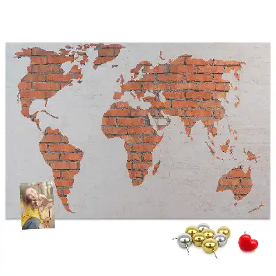 Korktafel mit Weltkarten Motiv auf Ziegelhintergrund