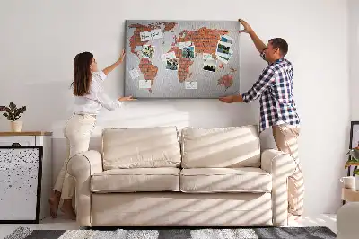 Korktafel mit Weltkarten Motiv auf Ziegelhintergrund
