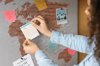 Korktafel mit Weltkarten Motiv auf Ziegelhintergrund