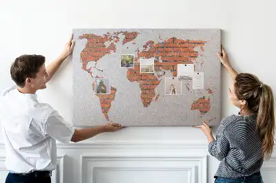 Korktafel mit Weltkarten Motiv auf Ziegelhintergrund