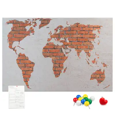 Korktafel mit Weltkarten Motiv auf Ziegelhintergrund