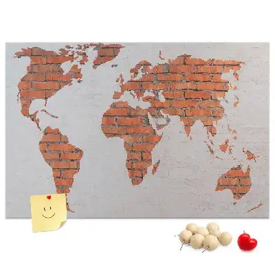 Korktafel mit Weltkarten Motiv auf Ziegelhintergrund