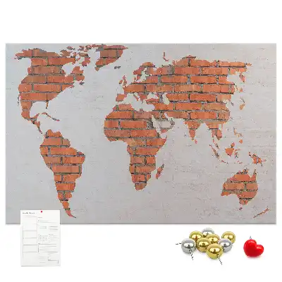 Korktafel mit Weltkarten Motiv auf Ziegelhintergrund