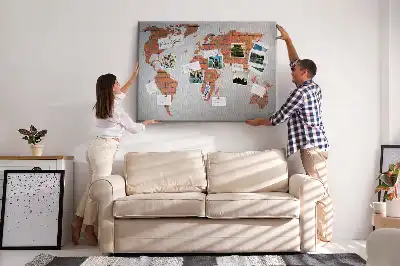 Korktafel mit Weltkarten Motiv auf Ziegelhintergrund